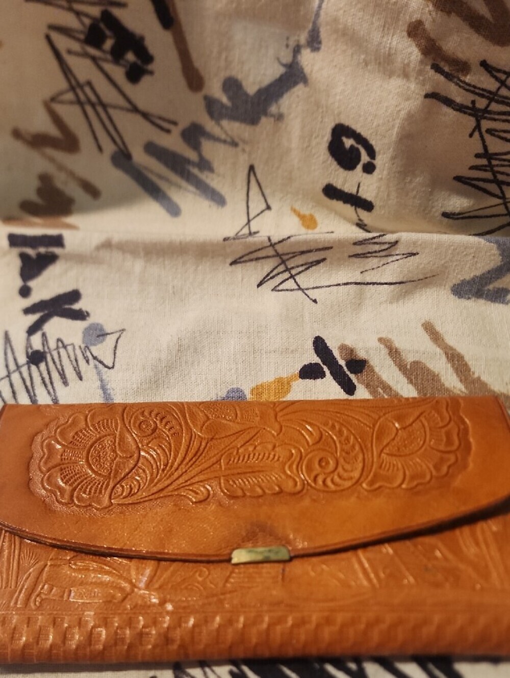 Vintage Mexican Embossed Tan Leather Wallet - Floral Design - Picture 2 of 6